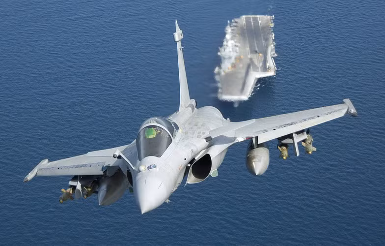 Tàu có 2 máy phóng giúp các máy bay như Rafale, Hawkeye hay Super Etendard tăng tốc lên 300 km/giờ chỉ trong khoảng cách chạy đà 75 m.