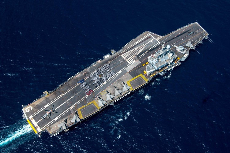 Tàu có thể chở từ 35-40 máy bay, mỗi ngày thực hiện khoảng 100 lần cất cánh.