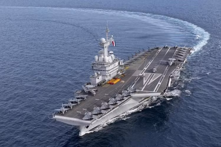 Tàu có thể chở theo 550 tấn vũ khí và 3.400 tấn nhiên liệu. Tàu có hệ thống CMS Model 8 có khả năng theo dõi 2.000 mục tiêu trên không, trên biển và trên bờ cùng lúc, theo Global Security.