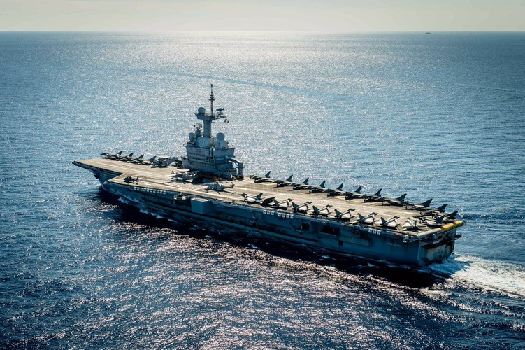 Đội bay thường trực trên tàu gồm 12 chiến đấu cơ Rafale, 9 chiếc Super Etendard, 2 máy bay do thám Hawkeye, 2 trực thăng chiến đấu Dauphin và 1 trực thăng Alouette.