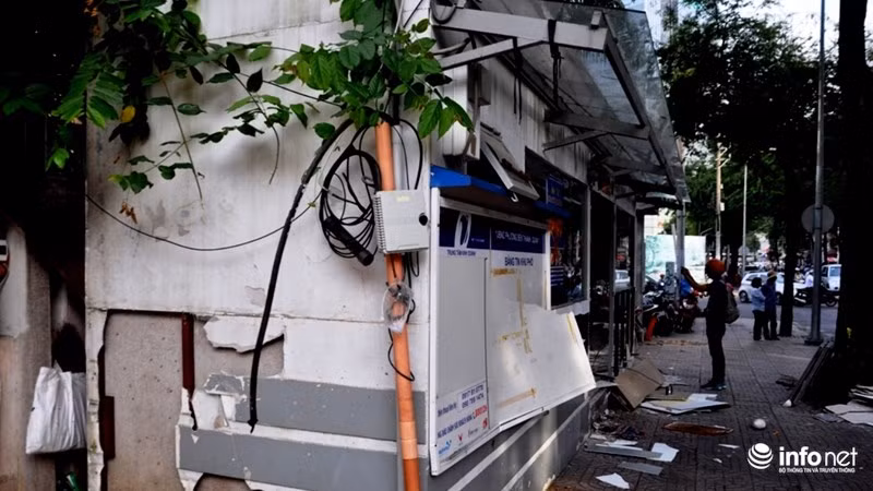 Ngay sau đó ông Hải đã chỉ đạo các công nhân cắt khóa, di chuyển đổ đạc bên trong ra ngoài và đập bỏ hoàn toàn.