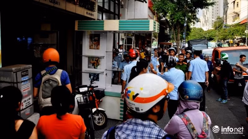 Cũng trong chiều ngày 24, một chiếc xe biển xanh mang biển số 80B - 5200 đã bị cẩu về phường vì đỗ trên vỉa hè.