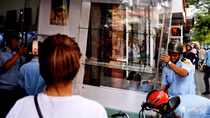 Tại một cửa hàng bán mắt kính, chủ nhà ra phán ứng quyết liệt vì "không thông báo trước", tuy nhiên lực lượng thực thi kiên quyết xử lý các tủ trưng bày lấn ra ngoài.