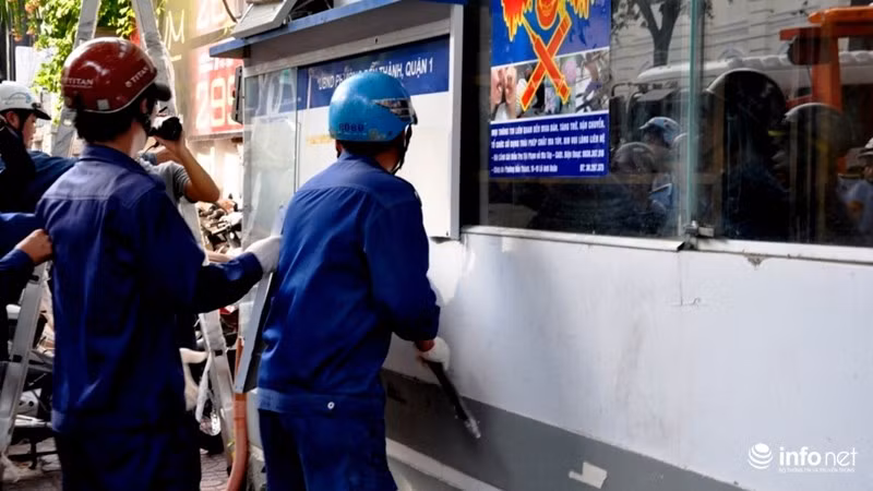 Căn nhà lấn chiếm vỉa hè này có bề rộng khoảng 2m, dài hơn 5m, được xây dựng tạm bằng khung sắt, vách thạch cao.