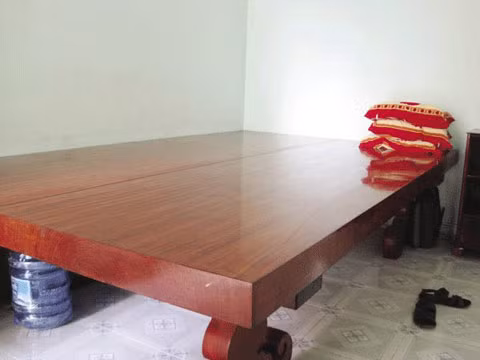  Tấm phản gỗ gõ 500 triệu đồng Tấm phản bằng gỗ gõ màu đỏ lừ, mỗi tấm dài 3m, dày 10cm có giá 500 triệu đồng là ông Tân ở quận Tân Bình, TP.HCM. Để có tấm phản này, cây gỗ phải thuộc hàng sư tổ trong rừng, và phải là cây mọc thẳng tắp, thớ vân gỗ đẹp và dày, không khuyết điểm, mỗi cây chỉ ngả ra được 1-2 bộ phản.