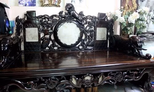 Nổi bật trên sập là tam sư hí cầu (3 con sư tử chơi với quả cầu), 2 vò rượu, chim chóc, hoa lá... Hai bên thành sập là 2 con voi oai nghi chầu phục. Ảnh: Zing.