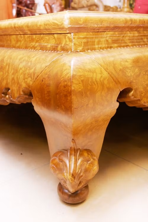 Chiếc sập bạc tỷ dài 2m, cao 80cm, không cầu kỳ, kiểu cách nhưng lại toát lên vẻ sang trọng với màu vàng óng đẹp mắt. Điều hút mắt người xem nhất đó chính là vô vàn những họa tiết đan xen ngay trên một mặt cắt nhỏ. Ảnh: Diễn đàn Doanh nghiệp.