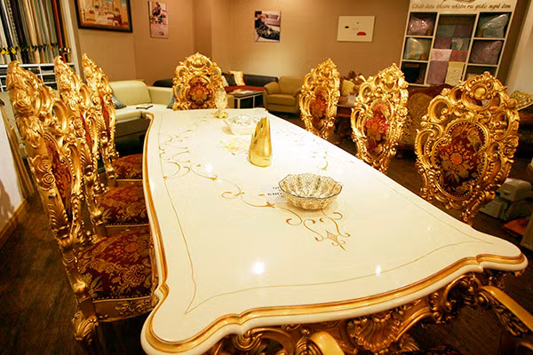 Bộ bàn ăn 7 ghế Italia được dát thủ công bằng 100 đến 400 lá vàng 24K có giá 500 triệu đồng tại trung tâm mua sắm dưới lòng đất lớn nhất châu Á - Vincom Mega Mall (Hà Nội). Ảnh: Tri thức.