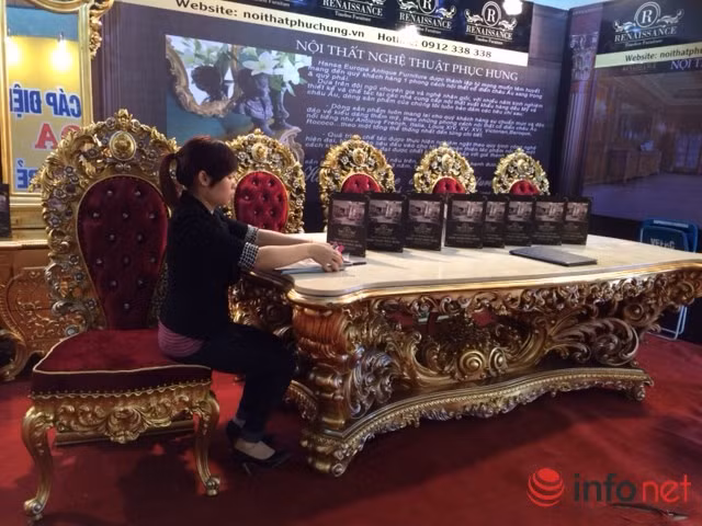 Bộ bàn ghế dùng cho phòng ăn, với 1 chiếc bàn và 10 chiếc ghế được làm từ gỗ Lào và dát vàng bên ngoài cũng có giá nửa tỳ đồng. Ảnh: Infornet.