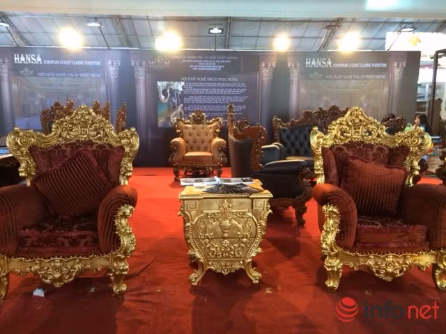 2 chiếc ghế và 1 chiếc tủ dùng cho phòng ngủ sau khi được mạ vàng có giá 300 triệu đồng. Ảnh: Infornet.