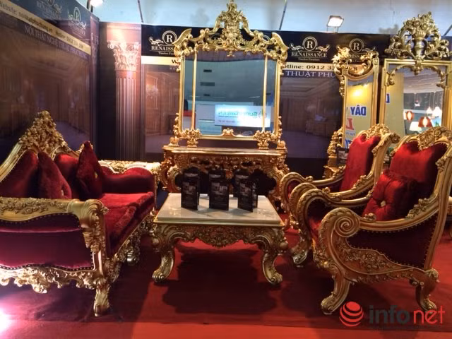 Được làm từ gỗ trắc Nam Phi và dát vàng lá, bộ bàn ghế này có giá 500 triệu đồng. Ảnh: Infornet.