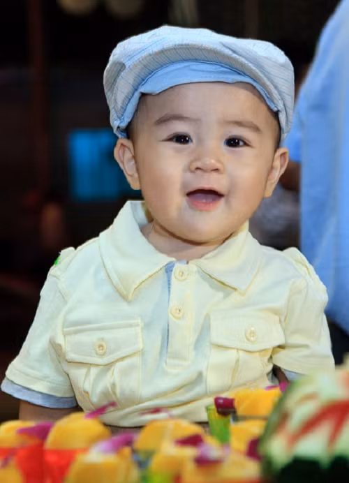 Theo ông Dũng chia sẻ, đúng thời khắc cậu bé Hữu 18 tuổi ông sẽ trao toàn bộ khối tài sản của ông cho con. Còn hiện tại, vợ chồng ông và Hội đồng giám sát sẽ "canh chừng" khối tài sản này cho bé Huỳnh Hằng Hữu. Ảnh: Internet.