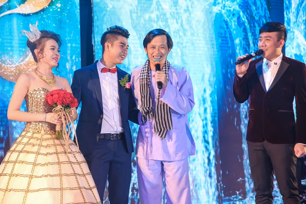 Thay mặt các nghệ sĩ được mời đến dự tiệc, danh hài Hoài Linh lên sân khấu chúc mừng hạnh phúc cô dâu chú rể.