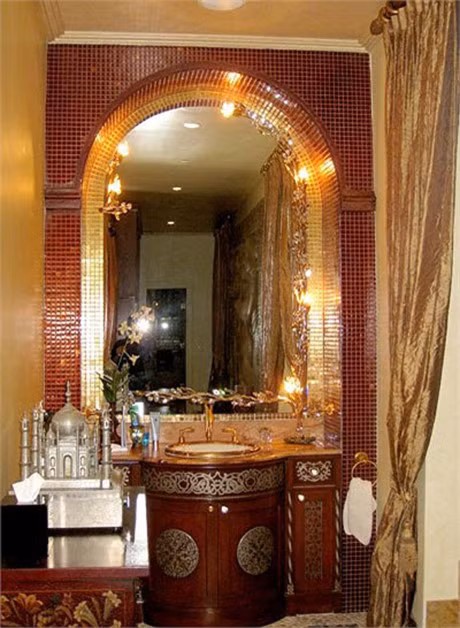  4. Phòng tắm dát vàng của hoa hậu Ngô Mỹ Uyên Căn biệt thự dát vàng của Hoa hậu thời trang Ngô Mỹ Uyên có giá trị khoảng 300 tỷ đồng, từng khiến dư luận "chao đảo" khi những hình ảnh được truyền trên báo.