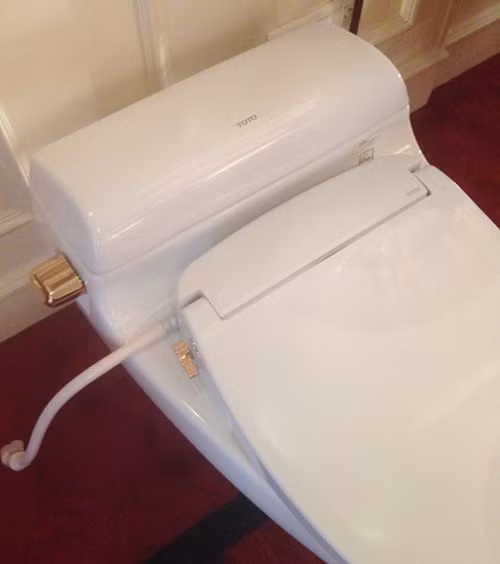 Quyết định mạ vàng này xuất phát từ một cam kết của ông chủ đã từng đình đám với tòa tháp đôi trên đường Hoàng Quốc Việt, Hà Nội, vào năm 2003. Từng đi nhiều nước, vị Tổng giám đốc khá ấn tượng với những chiếc thang máy mạ vàng mà ông từng được đi ở tòa tháp Empire State ở New York và ông nghĩ đến việc sẽ mạ vàng thang máy cho các công trình của mình. Ảnh: Vietnamnet.