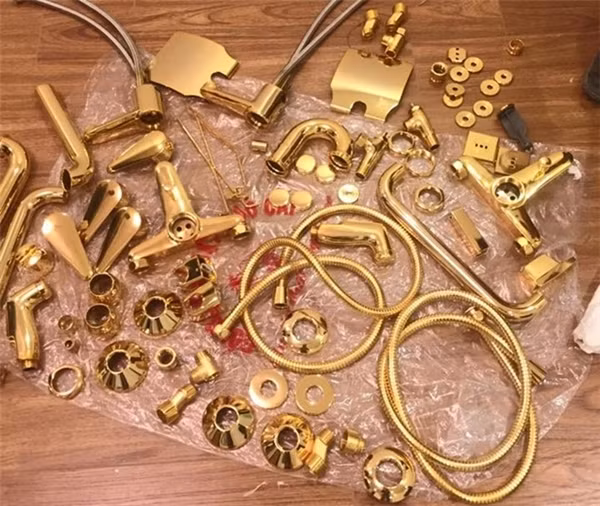 Được biết, căn hộ rộng 80 m2 thiết kế theo hướng hiện đại, do vậy chỉ mạ vàng các chi tiết để không quá sặc sỡ. Ảnh: Zing.