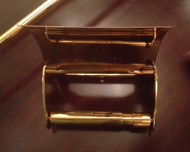 Để thỏa tham vọng, ông lập hẳn một xưởng riêng để mạ vàng cho thang máy. Khi làm xong, ông rất mãn nguyện vì thực hiện đúng lời hứa với đối tác cho dù mất tới 140 cây vàng để biến lời hứa thành hiện thực. Ảnh: Vietnamnet.