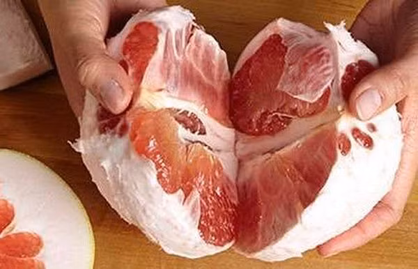 Giá của bưởi Mỹ đang được bán ở mức 260.000 đồng/kg. Mỗi quả nặng trên 2kg, tính ra, một quả bưởi Mỹ có giá thấp nhất 520.000 đồng, cao nhất giá 550.000 đồng/quả. Ảnh: VietnamNet.