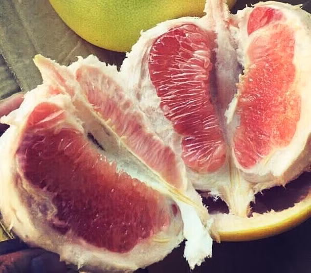 Đặc trưng của loại bưởi này là ruột đỏ, ăn có vị thơm ngọt, nhiều nước. Ảnh: VietnamNet.