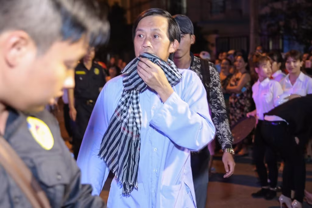 Tối 24/2, dàn sao Việt gồm Hoài Linh, Trấn Thành, Đàm Vĩnh Hưng, Lệ Quyên, Vân Trang, Nguyễn Phi Hùng cùng tham dự tiệc cưới của chú rể Nguyễn Hải Đăng - giám đốc một công ty mỹ phẩm, tại TP.HCM. Chú rể Nguyễn Hải Đăng là con trai của Tổng giám đốc Nguyễn Văn Lang, người được cho là đại gia mỹ phẩm ở Cần Thơ. Vị đại gia này đã chi mạnh tay cho hôn lễ của con trai khi mời hàng loạt nghệ sĩ hạng A ở showbiz Việt tham dự. Hoài Linh gây chú ý với trang phục áo bà ba kèm khăn rằn đơn giản khi dự hôn lễ.