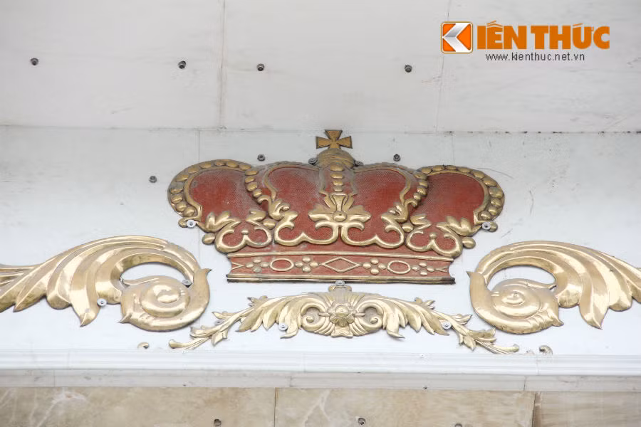 Phía trước mặt của toà biệt thự đá còn được trang trí các hoạ tiết hoa văn, vương miện, chim đại bàng bằng vàng thể hiện sự quyền uy của chủ nhân.