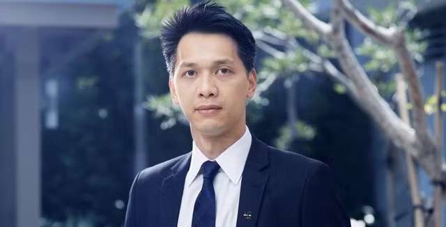 Báo cáo cho thấy, đến thời điểm 31/12/2016, ông Huy đang sở hữu 28.772.070 cổ phiếu ACB, tương đương với tỷ lệ sở hữu 3,07%. Vị thiếu gia tài năng sinh năm 1978 đã tốt nghiệp thạc sĩ quản trị kinh doanh tại Đại học Chapman (Mỹ) năm 2002.