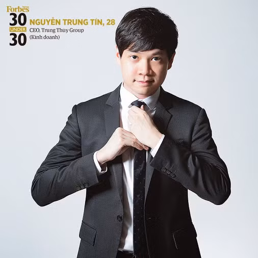  2. Nguyễn Trung Tín - cậu cả tài giỏi của TT Group Nguyễn Trung Tín - người yêu Hoa hậu Đặng Thu Thảo - sinh năm 1987, là một trong 30 gương mặt trẻ dưới 30 tuổi được Forbes Việt Nam vinh danh hồi đầu năm 2016. Mặc dù là con trai của vợ chồng nhà sáng lập TT Group, nhưng Trung Tín không nghiễm nhiên ngồi vào ghế CEO sau khi tốt nghiệp Đại học Melbourne, Australia và về nước vào năm 2011. Ảnh: TT&amp;VH.