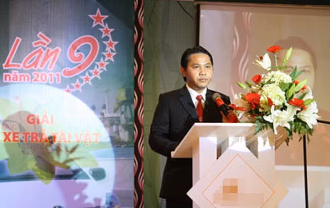  8. Đặng Thành Duy - thiếu gia giàu có của Vinasun Đặng Thành Duy (1984) - con trai ông Đặng Phước Thành, người sáng lập thương hiệu Taxi Vinasun. Theo báo cáo quản trị của VN, ông Duy sở hữu khoảng 5,5 triệu cổ phần tại Vinasun, có giá trị tương đương 244 tỷ đồng, tương ứng hơn 10 triệu USD. Ngoài chức danh trong ban điều hành của Tập đoàn Vinasun, hiện ông còn là Thành viên Hội đồng quản trị Công ty Chứng khoán Chợ Lớn.