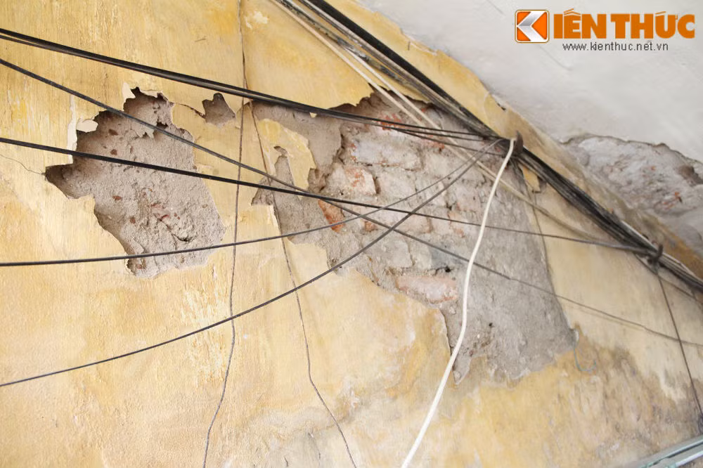 Hệ thống dây điện cũ nát giăng đầy