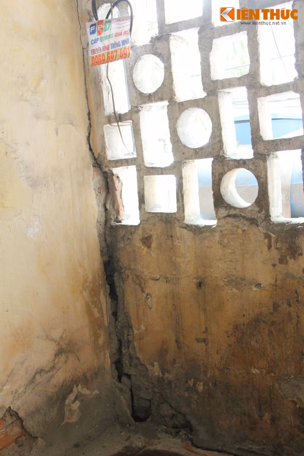 Bức tường để ô thoáng cầu thang có dấu hiệu nứt rời...