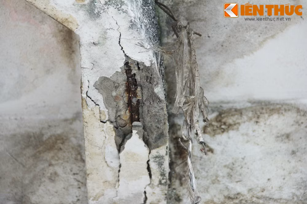 ... lộ rõ cốt thép bị han rỉ nghiêm trọng.