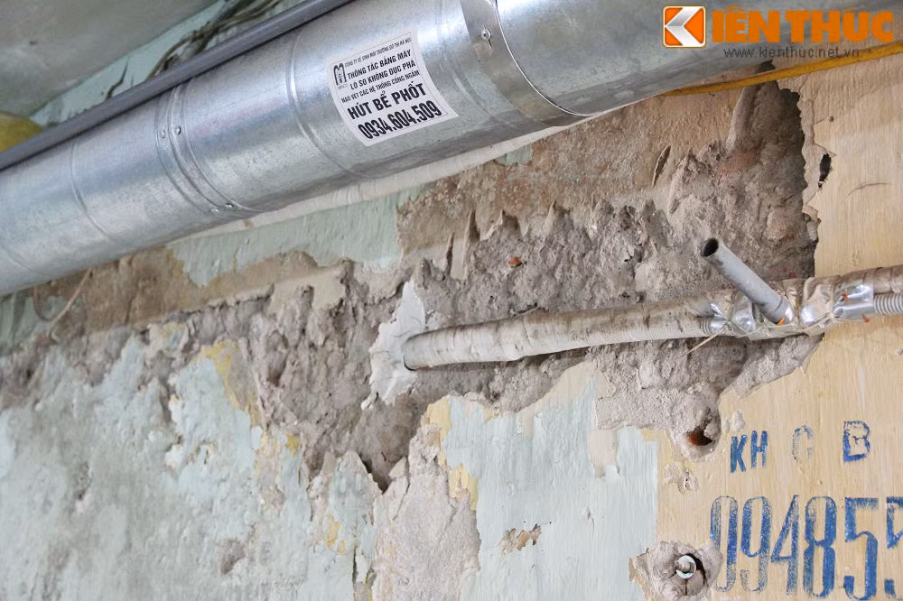 Toàn bộ tòa nhà có nhiều mảng bong tróc, dùng tay vỗ nhẹ là vữa rơi cả mảng.