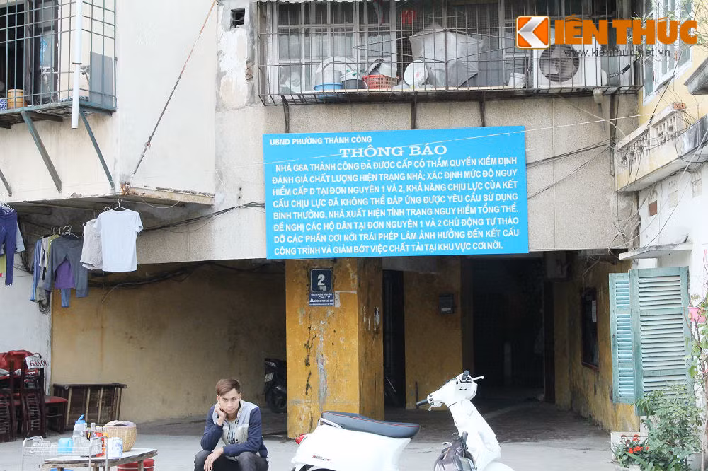 Trước sự xuống cấp nghiêm trọng của tòa chung cư cũ G6A Thành Công, UBND phường Thành Công đã gắn biển thông báo cấm các hành vi cơi nới, sửa chữa vi phạm, ảnh hưởng đến tòa nhà.
