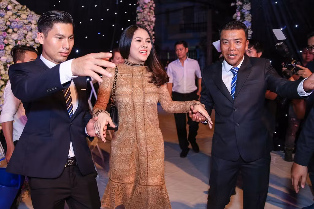 Vân Trang trong trang phục đầm ren thanh lịch tông nâu dự tiệc cưới. Kể từ khi sinh con đầu lòng, đây là lần xuất hiện hiếm hoi của diễn viên 9X.