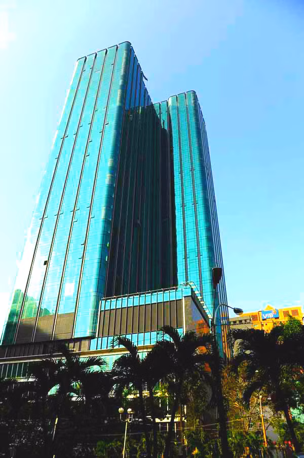 Tòa nhà được thiết kế theo hình chữ L nhằm tối đa hóa cảnh quan mặt tiền phía Nam - hướng ra sông Sài Gòn lộng gió, vì thế tạo không gian bao quát toàn cảnh thành phố.