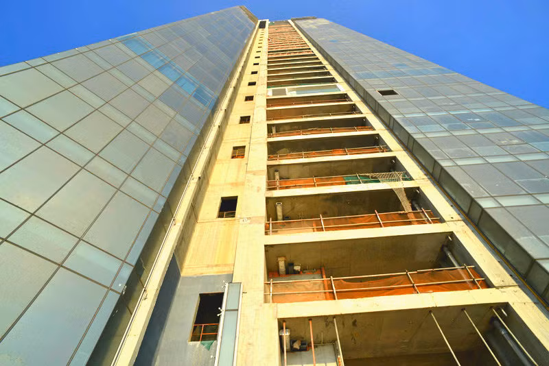 Tuy nhiên, sau khi xây dựng phần thô thì dự án đã dừng thi công, “trơ xương” từ cuối năm 2011 cho đến nay. Nguyên nhân là do thiếu vốn dẫn đến nhà thầu ngừng thi công. Theo thông tin trên Vietnamnet ngày 5/4/2016, dự án sử dụng chủ yếu vốn vay nên dù ngừng thi công vẫn phải nợ ngân hàng với chi phí lãi ước tính trên 1 tỉ đồng/ngày. Ảnh: Đinh Tuấn/Vietnamnet.