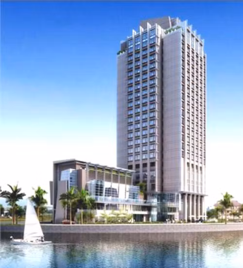 Khách sạn gồm 323 phòng Novotel thế hệ mới với 3 tầng thượng hạng, trang thiết hội nghị hiện đại, nhà hàng quốc tế “The Square”, quầy bar tại tiền sảnh và bên hồ bơi ngoài trời, trung tâm thể hình và Spa thương hiệu quốc tế In|Balance. Ảnh: bookkhachsan.com.