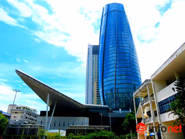 Tòa nhà khởi công từ tháng 11/2008 với tổng vốn đầu tư xây dựng sau nhiều lần điều chỉnh là 2.321 tỷ đồng từ tiền ngân sách, tiền khai thác quỹ đất và bán các trụ sở cũ. Sau nhiều lần gia hạn, công trình được đưa vào vận hành từng phần từ cuối tháng 7/2014 và đến ngày 8/9/2014 thì chính thức đi vào hoạt động, phục vụ người dân. Ảnh: Infornet.