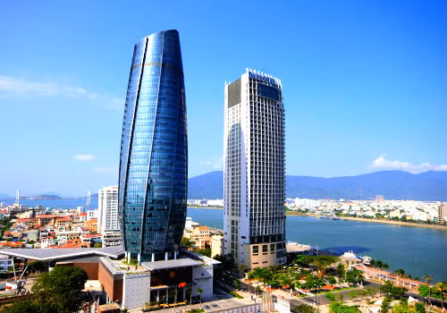 7. Trung tâm Hành chính Đà Nẵng Với chiều cao 166,9 m, Trung tâm Hành chính Đà Nẵng có thiết kế giống như ngọn hải đăng và sở hữu công nghệ quản lý hiện đại hiện đang xếp vị trí số 7 Việt Nam. Ảnh: Internet.