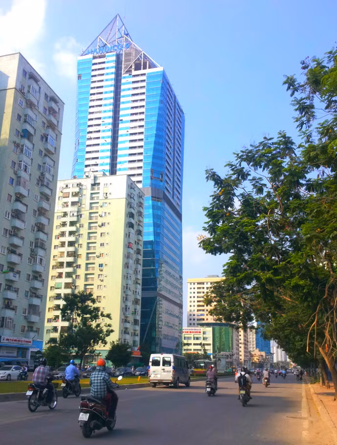  6. Diamond Flower Tower Diamond Flower Tower là tổ hợp chung cư, văn phòng đẳng cấp về chất lượng và phong cách sống hiện đại với độ cao lên đỉnh mái là 176 m. Đây là tòa nhà cao thứ 3 ở Hà Nội và đứng thứ 6 Việt Nam. Ảnh: Giao thông.