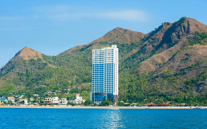  8. Khách sạn Mường Thanh - Nha Trang Khách sạn Mường Thanh - Nha Trang với chiều cao 166,1 m, xếp thứ 8 tại Việt Nam. Đây là khách sạn 5 sao có vị trí đẹp với hướng nhìn ra bờ biển. Khách sạn Mường Thanh Nha Trang là tổ hợp khách sạn và căn hộ cao cấp được xây dựng trên diện tích 2.700 m2 với quy mô 27 tầng và 1 tầng hầm. Ảnh: Internet.