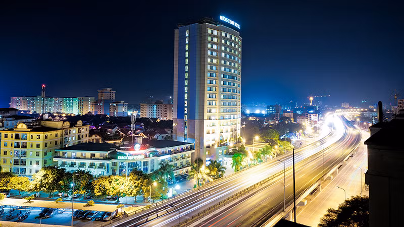 Hệ thống khách sạn gồm 20 tầng với 225 phòng nghỉ đạt tiêu chuẩn 4 sao, 7 tầng còn lại là khu căn hộ cao cấp. Khách sạn có hệ thống 2 phòng hội nghị sang trọng với trang thiết bị hiện đại có diện tích 250 m2, sức chứa tối đa 400 khách. Ảnh: Inetrnet.