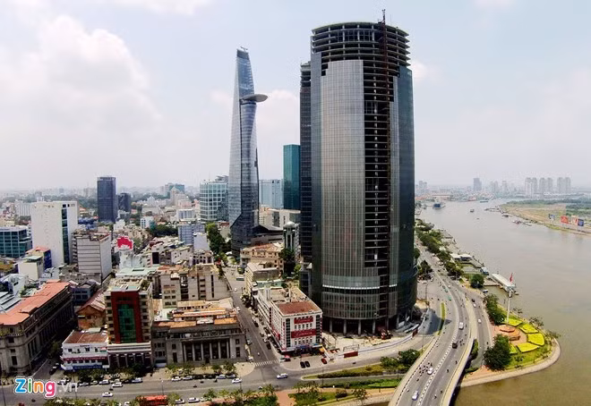  5. Saigon One Tower Với chiều cao 195,3m, Saigon One Tower trở thành tòa nhà cao thứ 5 của Việt Nam và là tòa nhà cao thứ hai tại Sài Gòn sau Tòa nhà Bitexco Financial. Tòa nhà do Công ty CP Địa ốc Sài Gòn M&amp;C (Sài Gòn M&amp;C) làm chủ đầu tư, có tổng vốn lên tới 256 triệu USD. Dự án khởi công năm 2009, dự kiến hoàn thành trong năm 2011. Ảnh: Zing.