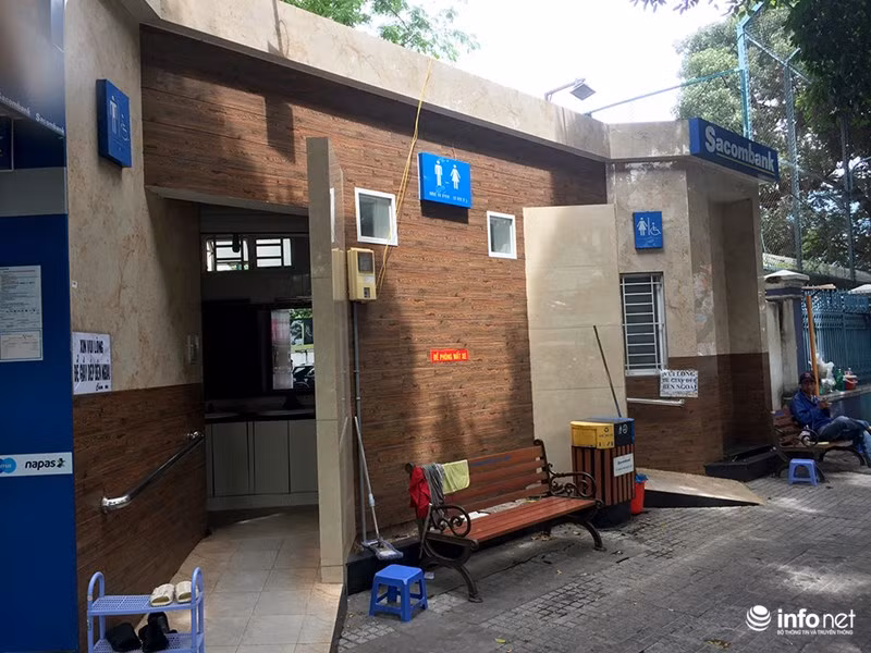 Từ nhiều năm qua, tại TP.HCM đã có nhiều nhà vệ sinh công cộng được doanh nghiệp đầu tư xây dựng rất khang trang, sạch sẽ và nhất là phục vụ miễn phí cho người dân.