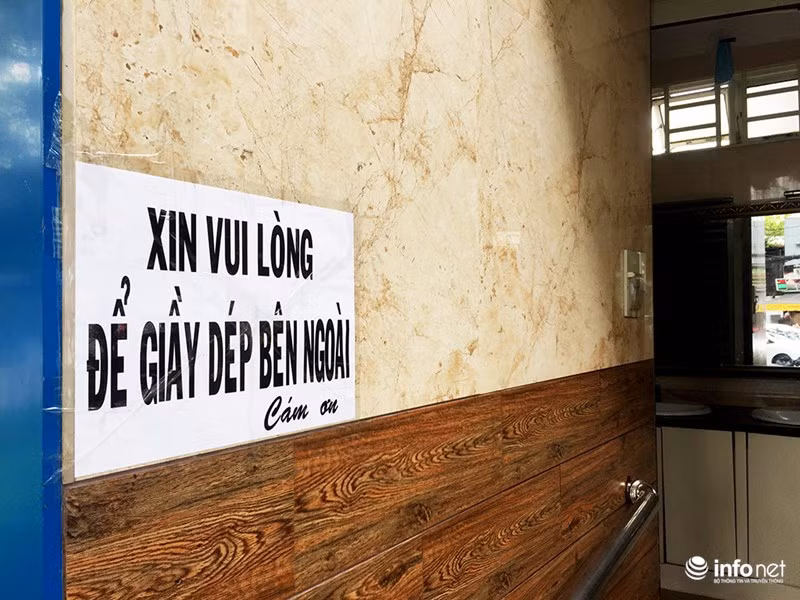 Theo bà Yến, những người sử dụng nhà vệ sinh công cộng này có đủ mọi thành phần, từ những người buôn gánh bán bưng, bác xe ôm, tài xế taxi, người bán vé số đến khách du lịch ngoại quốc…