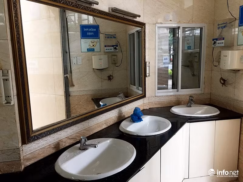 Bề mặt bên trong nhà vệ sinh được ốp gạch men nhìn rất sạch sẽ (Vòi nước ở giữa vừa bị hỏng chưa kịp sửa chữa)