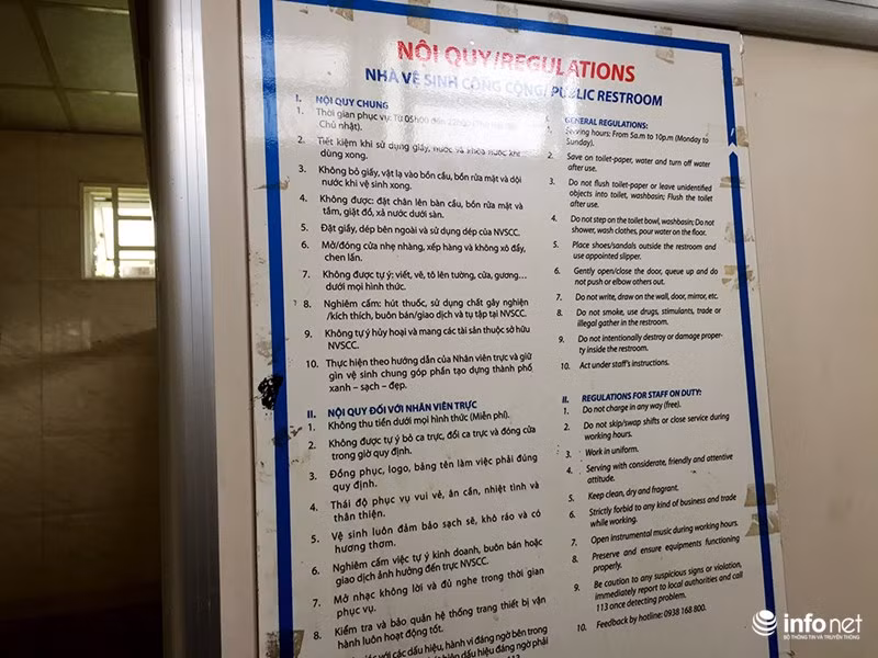 Những quy định sử dụng nhà vệ sinh được thể hiện bằng tiếng Việt và tiếng Anh.