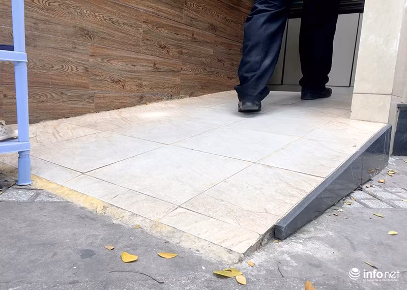 Mỗi nhà vệ sinh đều được thiết kế cho cả người khuyết tật sử dụng và bố trí nhân viên dọn dẹp thường xuyên.