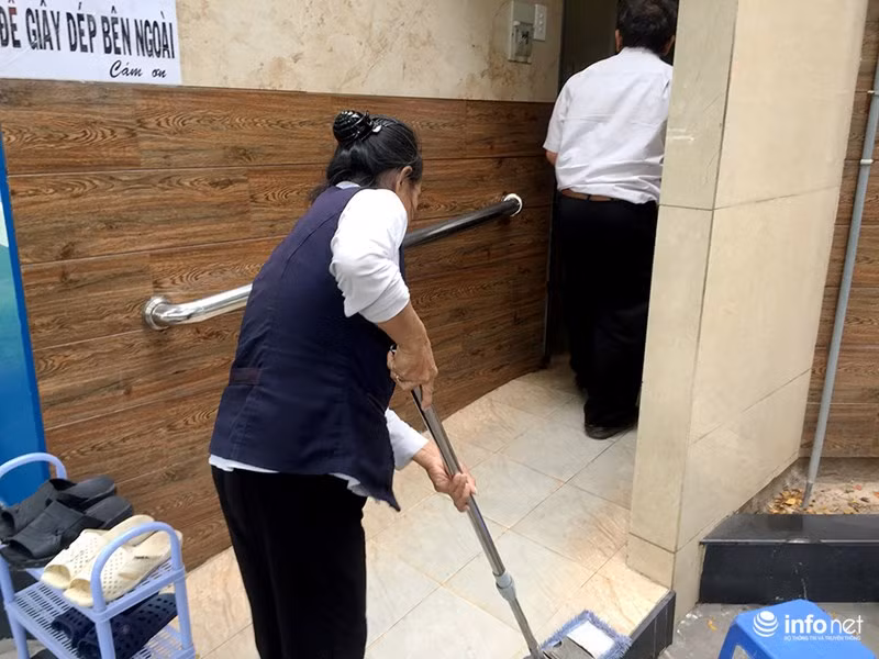 Được biết, đầu tháng 2/2017, chính quyền Q.1, TP.HCM đã có đợt ra quân xử phạt hành chính đối với những người có hành vi tiểu bậy nơi công cộng. Đây là hành vi được thể hiện trong Nghị định 155/2016/NĐ-CP của Chính phủ về xử phạt hành chính trong lĩnh vực bảo vệ môi trường có hiệu lực từ ngày 1/2/2017. Cụ thể, hành vi tiểu bậy nơi công cộng sẽ bị phạt từ 1 – 3 triệu đồng.