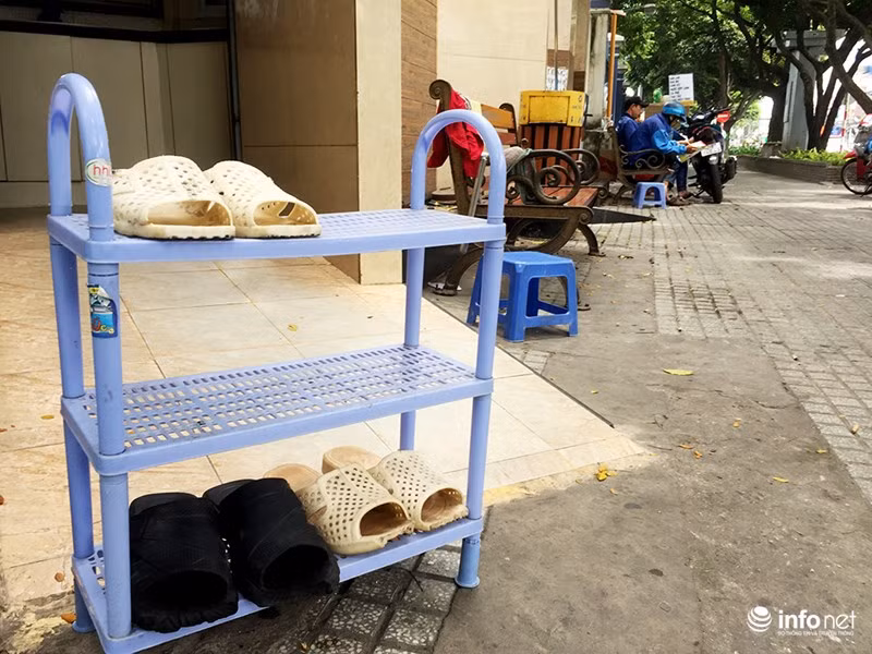 Bà Nguyễn Thị Yến (55 tuổi, quê An Giang), người đang trông coi một nhà vệ sinh tại côn viên Lê Văn Tám, Q.1 cho biết, mỗi tháng bà được trả lương hơn 3 triệu đồng/ca để trông coi và dọn dẹp nơi đây.